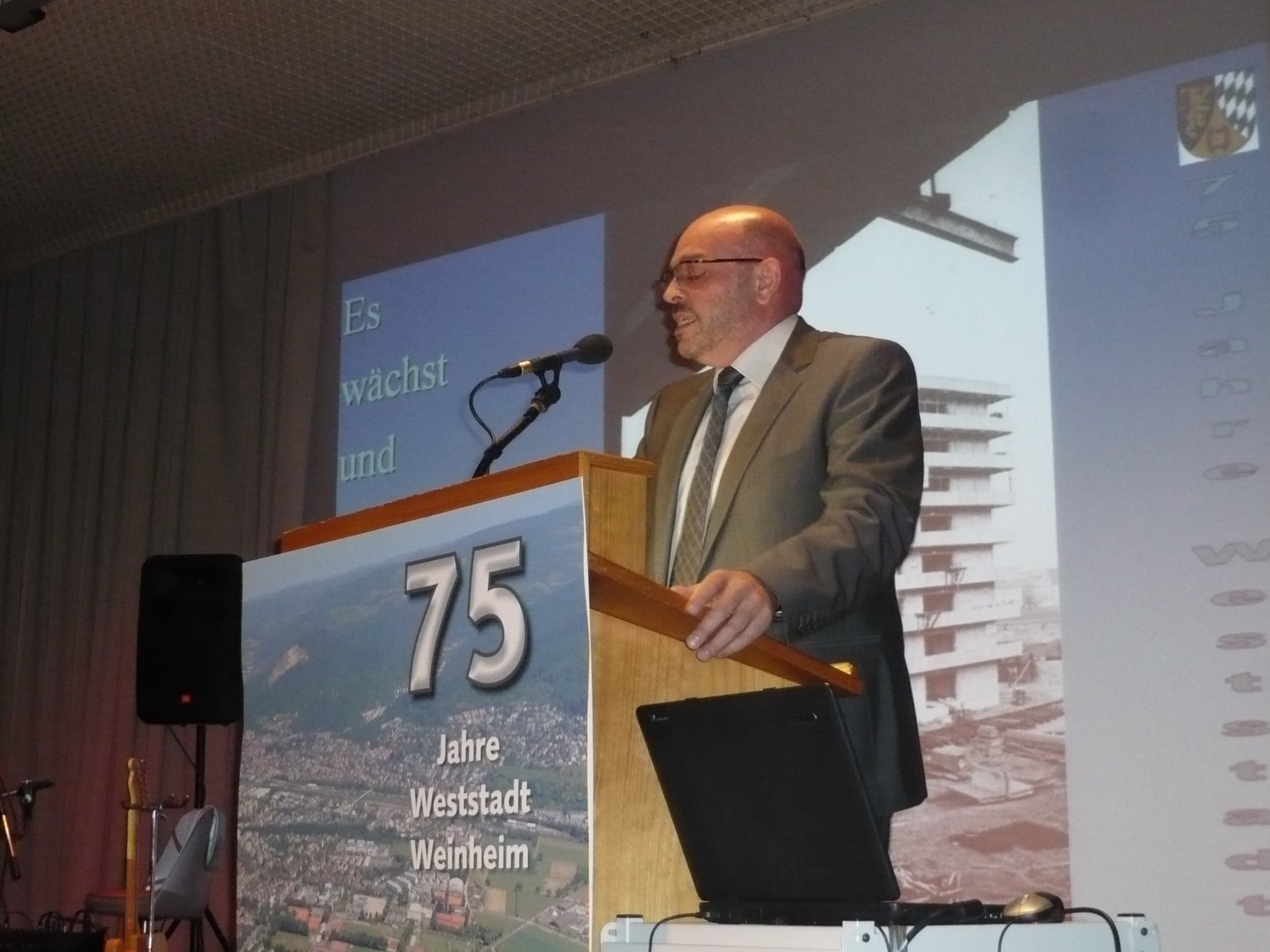 OB Bernhard beim Festabend zum 75-jährigen Bestehen der Weststadt.