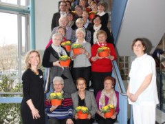Die Mehrzahl der Grünen Damen hatten sich anlässlich der Fünf-Jahres-Feier in der GRN-Klinik Weinheim versammelt, hier eingerahmt von Marie-Luise Schmitz (Pflegedienstleiterin, ganz links unten) und Gerlinde Gremm (Stellvertretende Bereichsleiterin für die Pflege in der Inneren Medizin, unten rechts). Vierte Reihe von oben, links: Klinikleiter Markus Kieser. (Quelle: GRN)