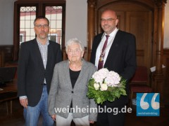 Den Stock wollte Dr. Helene Eggert (mitte) nicht auf dem Abschiedsfoto haben. Oberbürgermeister Heiner Bernhard (rechts) verabschiedete mit ihr das älteste Gemeinderatsmitglied. Als Nachfolger verpflichtete er Dr. Andreas Marg (links).
