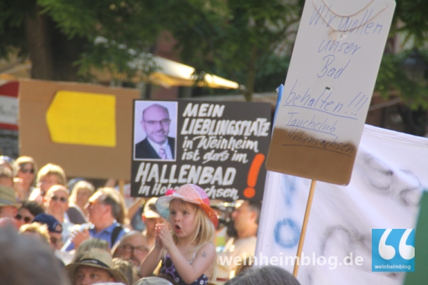 Über 600 Menschen aus Hohen- und Lützelsachsen hatten sich gestern nachmittag am Marktplatz versammelt und hatten gegen die Pläne der Stadt demonstriert, die Mehrzweckhalle in Hohensachsen abzureißen und das Viktor-Dulger-Hallenbad zu schließen. Sie warfen der Verwaltung Intransparenz vor.