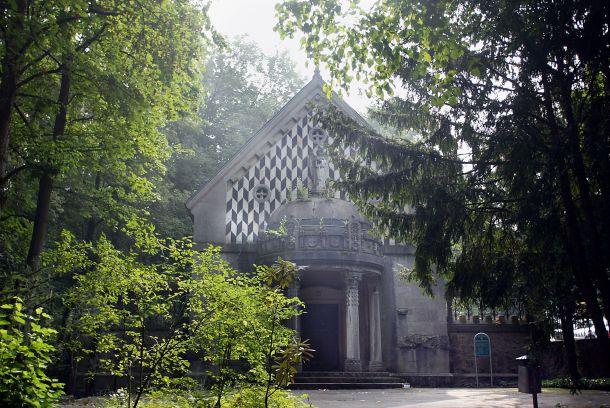 Mausoleum01