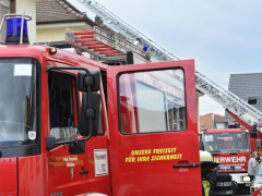 Die Feuerwehr während des Einsatzes. (Bild: Sebastian Singer)