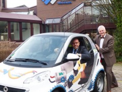 Nicht zu übersehen ist der neue Elektrosmart der Stadtwerke Weinheim – Ökostrom treibt ihn an, nicht Muskelkraft, wie das Design glauben machen will. Im Bild: Oberbürgermeister Heiner Bernhard und Stadtwerke-Chef Peter Krämer nach ihrer Probefahrt.
